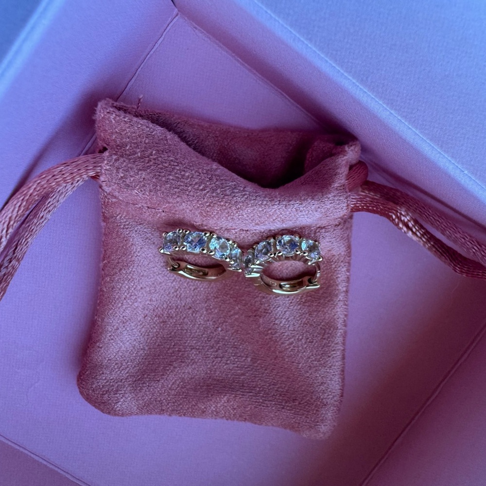 NWT Mejuri Lab Grown Sapphire Huggies - Picture 4 of 8